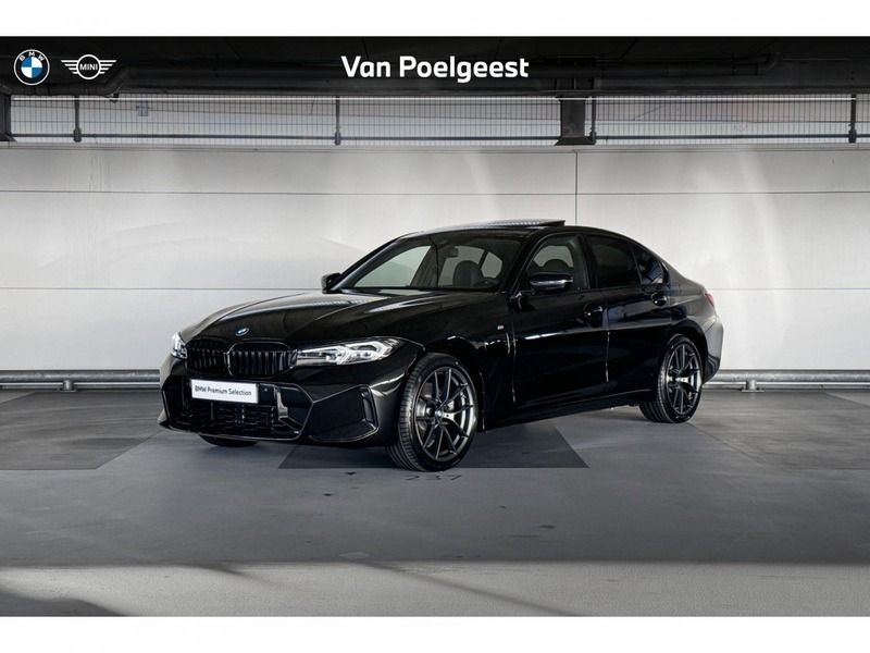 Saphirschwarz metallic (zwart metallic) Gebruikt 2025 BMW 320e M Sport Sedan | € 63.600 - Afbeelding 1/4