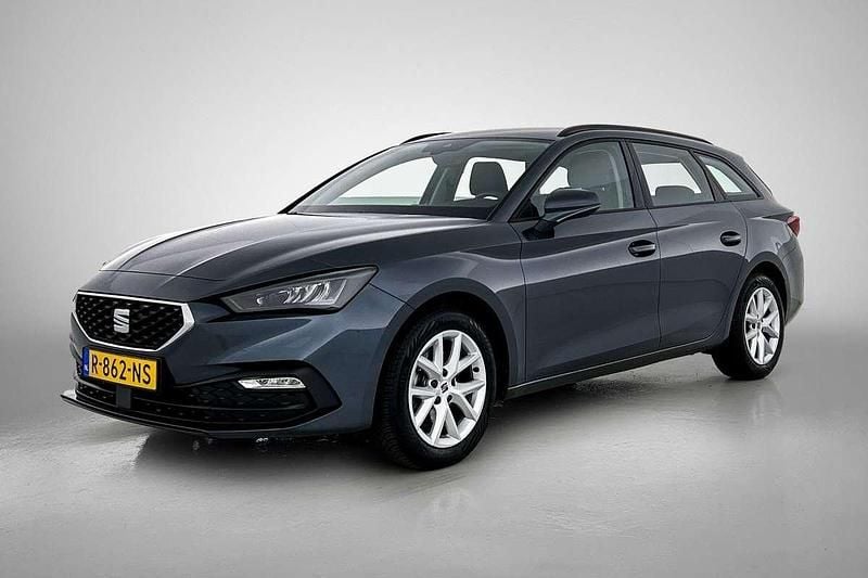 Grijs Gebruikt 2022 Seat Leon Reference Stationwagen | € 16.445 (Goede deal) - Afbeelding 1/4