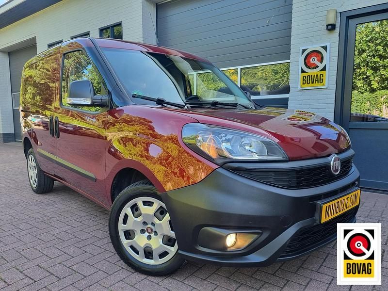 Rood Gebruikt 2019 Fiat Doblò MPV | € 16.545 - Afbeelding 1/4