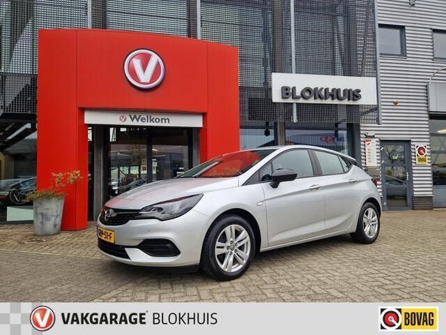 Grijs Gebruikt 2021 Opel Astra Edition Hatchback | € 13.945 (Eerlijke prijs) - Afbeelding 1/4