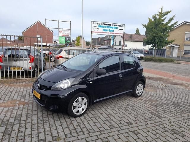 Zwart Gebruikt 2010 Toyota Aygo Comfort Hatchback | € 2.950 (Eerlijke prijs) - Afbeelding 1/4