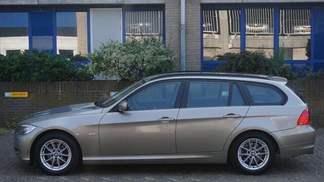 Bruin Gebruikt 2012 BMW 318 Executive Stationwagen | € 7.950 (Iets duurder) - Afbeelding 1/4