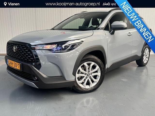 Manhattan grey metallic (grijs metallic) Gebruikt 2024 Toyota Corolla Cross Active SUV | € 34.400 (Goede deal) - Afbeelding 1/4