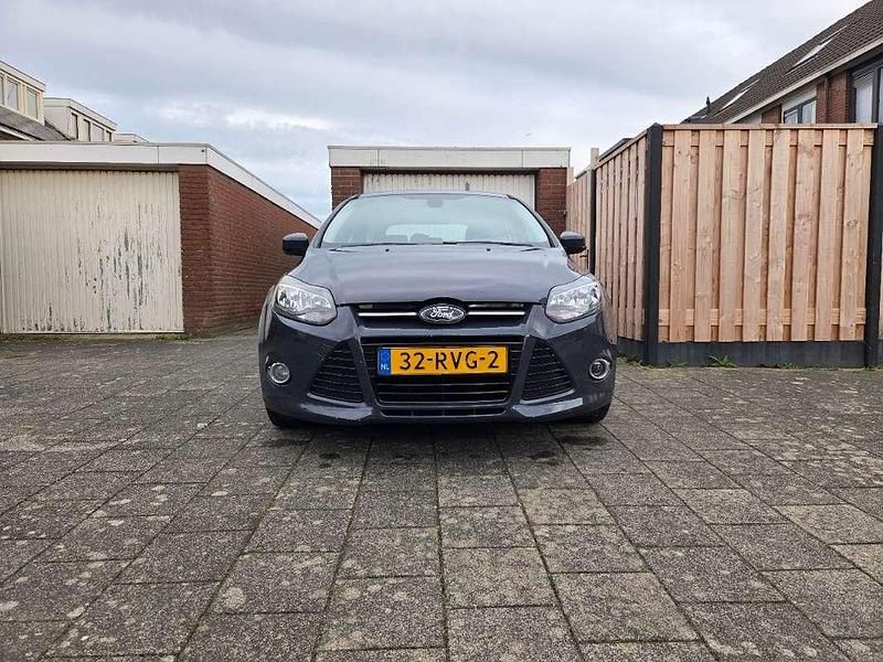 Grijs Gebruikt 2011 Ford Focus Hatchback | € 4.250 (Goede deal) - Afbeelding 1/4