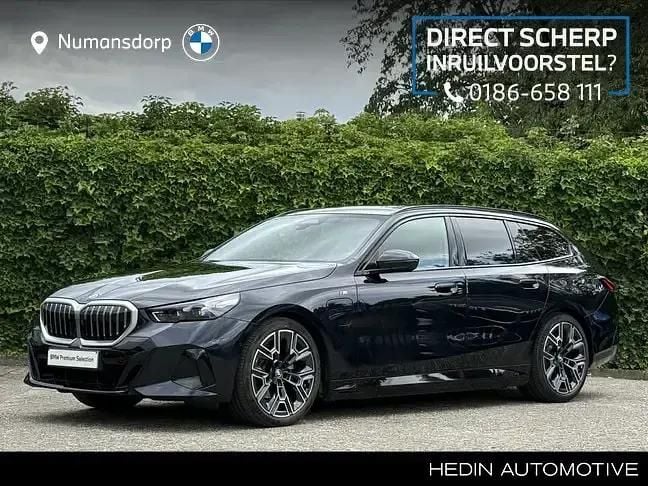 Zwart Gebruikt 2024 BMW 530e M Sport Stationwagen | € 67.495 - Afbeelding 1/3