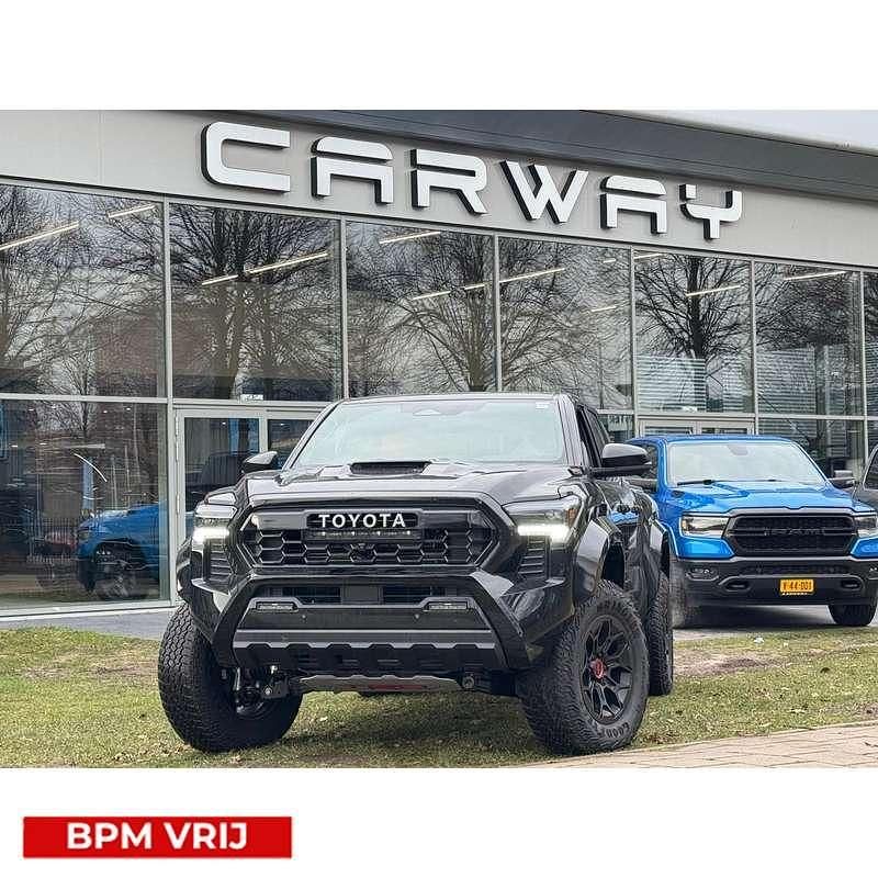 Zwart Nieuw 2025 Toyota Tacoma Pickup | € 79.901 - Afbeelding 1/4
