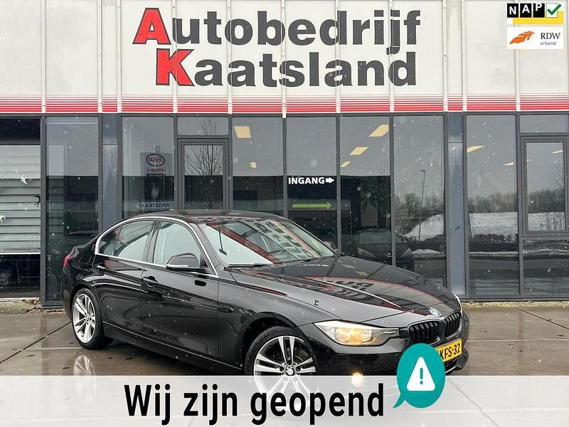 Zwart (metallic) Occasion 2013 BMW 320 Efficient Dynamics Sedan | € 6.498 (Eerlijke prijs) - Afbeelding 1/4