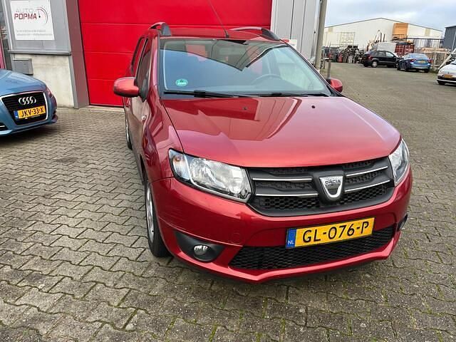 Rood (metallic) Gebruikt 2015 Dacia Logan MCV Prestige MPV | € 3.445 (Super prijs) - Afbeelding 1/4