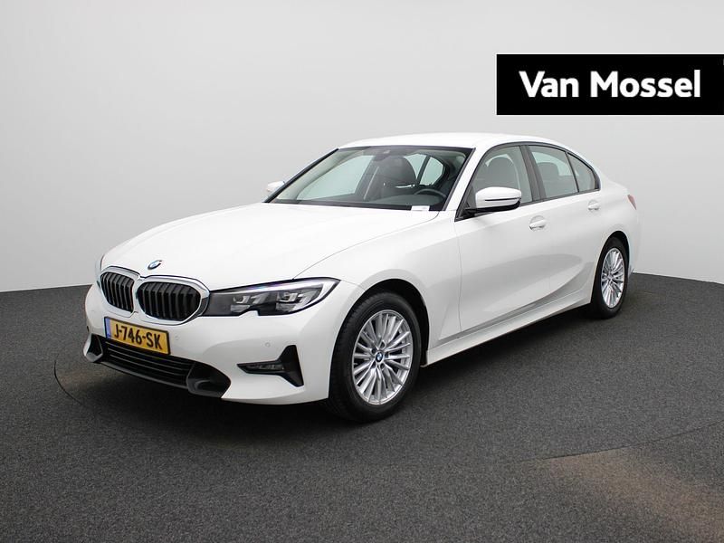 Wit Gebruikt 2020 BMW 318 Executive Sedan | € 24.945 (Eerlijke prijs) - Afbeelding 1/4