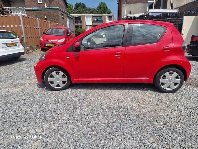 Rood Gebruikt 2009 Toyota Aygo Hatchback | € 2.100 (Goede deal) - Afbeelding 1/4