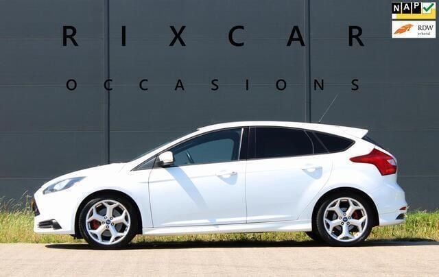 Wit Gebruikt 2012 Ford Focus ST Hatchback | € 11.940 (Eerlijke prijs) - Afbeelding 1/4