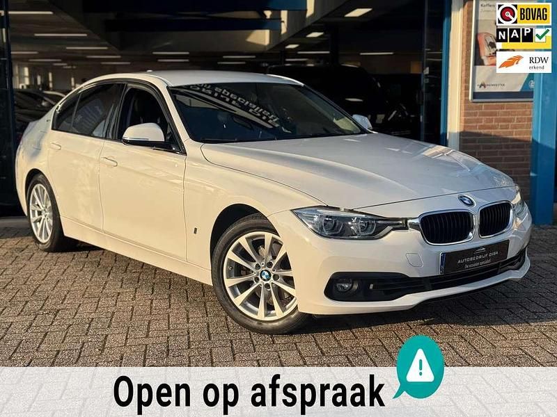 Wit Gebruikt 2016 BMW 330e Executive Sedan | € 17.500 (Eerlijke prijs) - Afbeelding 1/4