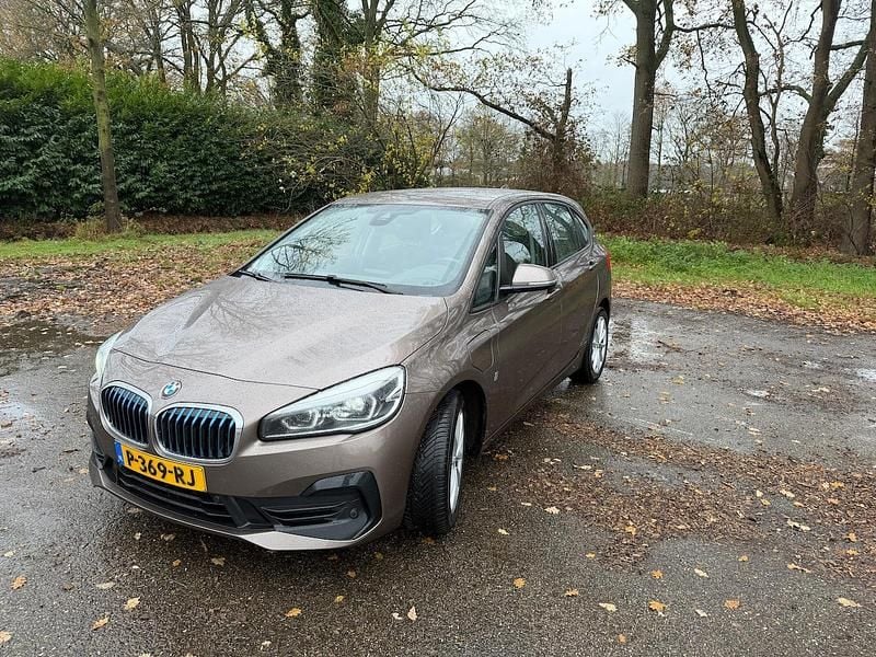 Beige (metallic) Gebruikt 2018 BMW 225 Active Tourer iPerformance MPV | € 17.500 (Goede deal) - Afbeelding 1/4