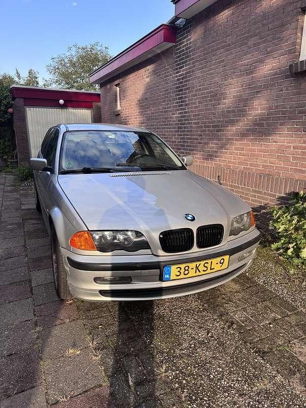 Grijs Gebruikt 2000 BMW 320 Stationwagen | € 1.750 (Iets duurder) - Afbeelding 1/4