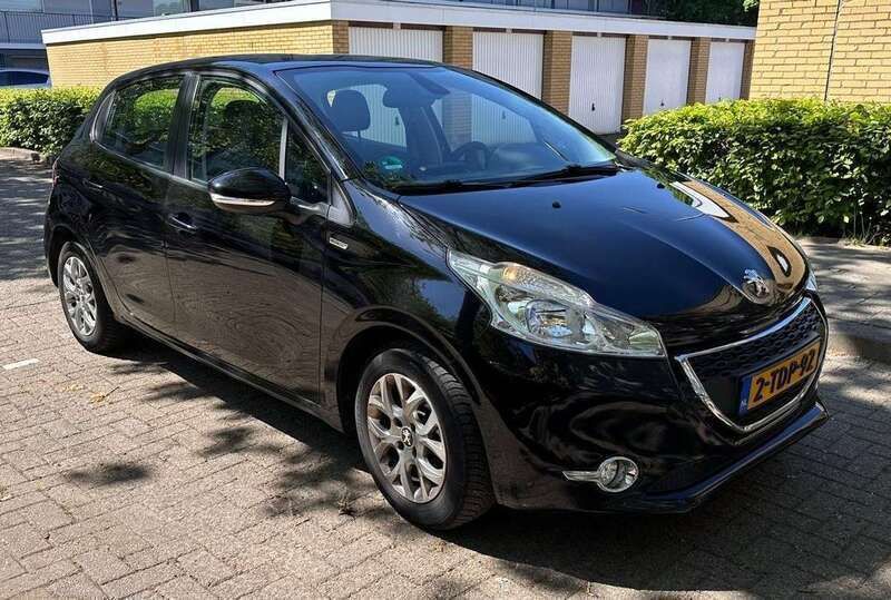Zwart Gebruikt 2014 Peugeot 208 Envy Hatchback | € 5.750 (Eerlijke prijs) - Afbeelding 1/4