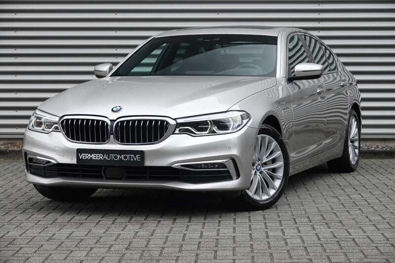 Grijs, metallic lak Gebruikt 2020 BMW 530 iPerformance Sedan | € 28.900 (Super prijs) - Afbeelding 1/4