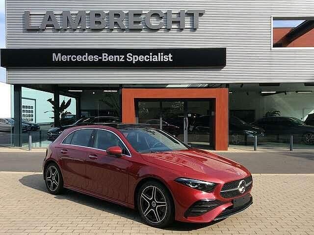Rood Occasion 2023 Mercedes A200 AMG line Sedan | € 34.900 (Iets duurder) - Afbeelding 1/4