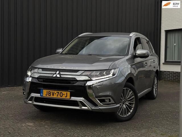 Grijs Gebruikt 2021 Mitsubishi Outlander Instyle SUV | € 23.999 (Goede deal) - Afbeelding 1/4