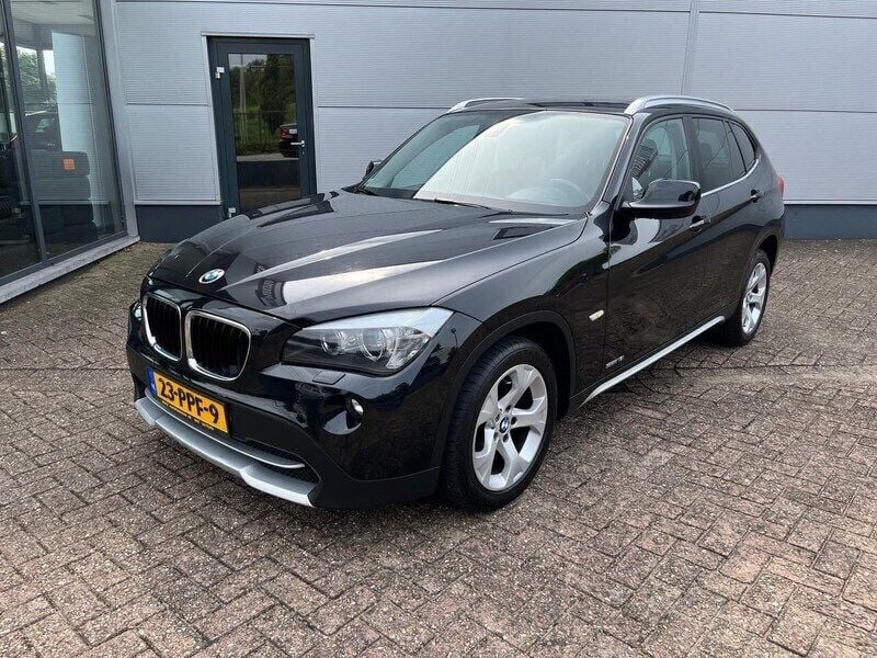 Zwart Gebruikt 2011 BMW X1 SUV | € 9.450 (Eerlijke prijs) - Afbeelding 1/4