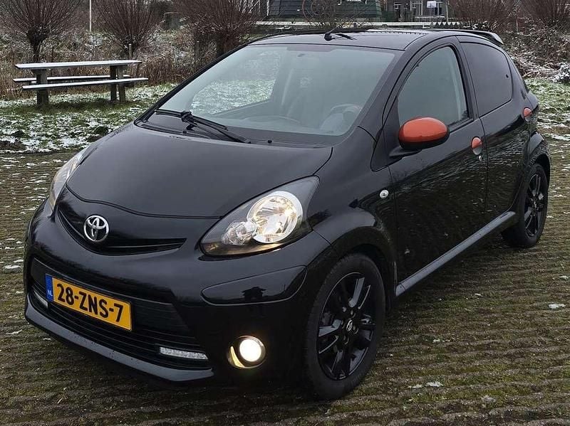 Zwart Occasion 2013 Toyota Aygo Hatchback | € 6.950 (Eerlijke prijs) - Afbeelding 1/4
