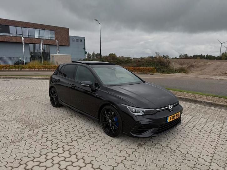Zwart Gebruikt 2021 VW Golf VIII R Sedan | € 38.250 (Eerlijke prijs) - Afbeelding 1/1