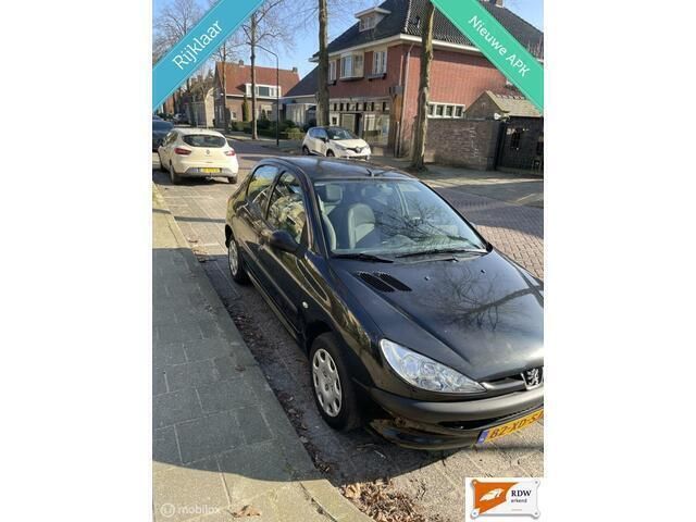 Zwart Gebruikt 2007 Peugeot 206 Forever Hatchback | € 2.200 (Eerlijke prijs) - Afbeelding 1/4