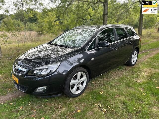 Zwart Gebruikt 2012 Opel Astra Sport Stationwagen | € 3.950 (Eerlijke prijs) - Afbeelding 1/4