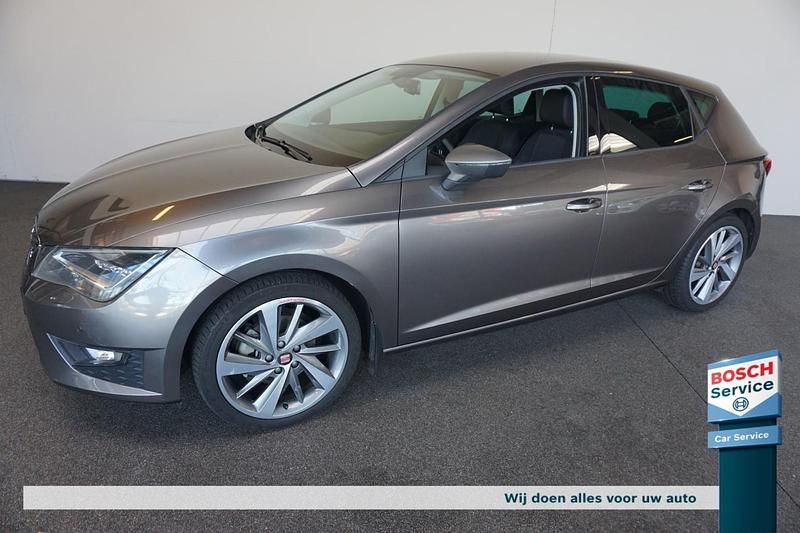 Grijs Gebruikt 2016 Seat Leon CONNECT Hatchback | € 15.895 (Eerlijke prijs) - Afbeelding 1/4