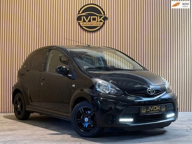 Zwart, metallic lak Gebruikt 2012 Toyota Aygo Edition Hatchback | € 6.440 (Eerlijke prijs) - Afbeelding 1/4
