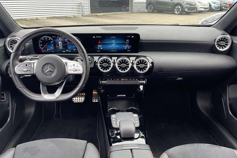 Occasion Mercedes A250 AMG line 218 PK (160 kW) 2022 Blauw Hatchback