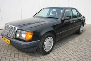 Zwart Gebruikt 1986 Mercedes E230 Sedan | € 11.900 - Afbeelding 1/4