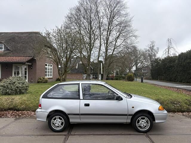 Occasion Suzuki Swift 53 PK (38 kW) 2002 Grijs (metallic) Hatchback