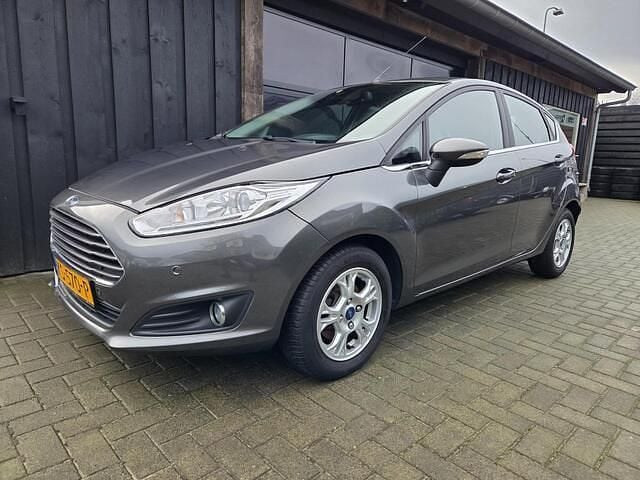 Grijs (metallic) Gebruikt 2016 Ford Fiesta Titanium Hatchback | € 4.995 (Eerlijke prijs) - Afbeelding 1/4