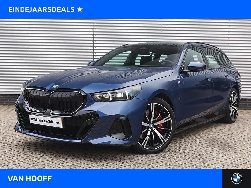 Blauw Gebruikt 2025 BMW 550e M Sport Stationwagen | € 89.750 (Goede deal) - Afbeelding 1/4