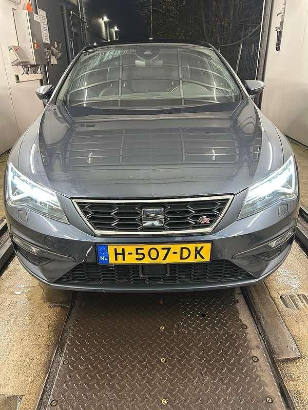 Grijs Gebruikt 2020 Seat Leon FR Hatchback | € 18.000 (Eerlijke prijs) - Afbeelding 1/4