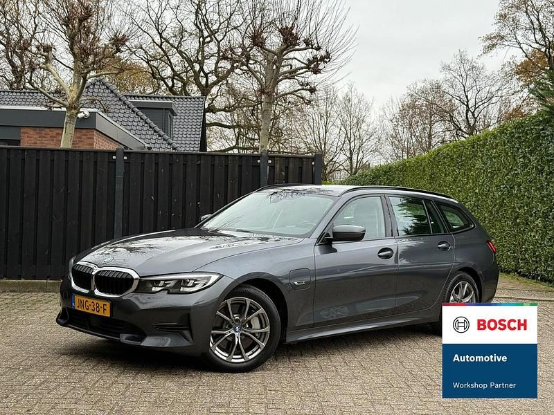 Grijs Gebruikt 2022 BMW 330 Stationwagen | € 24.890 (Goede deal) - Afbeelding 1/4