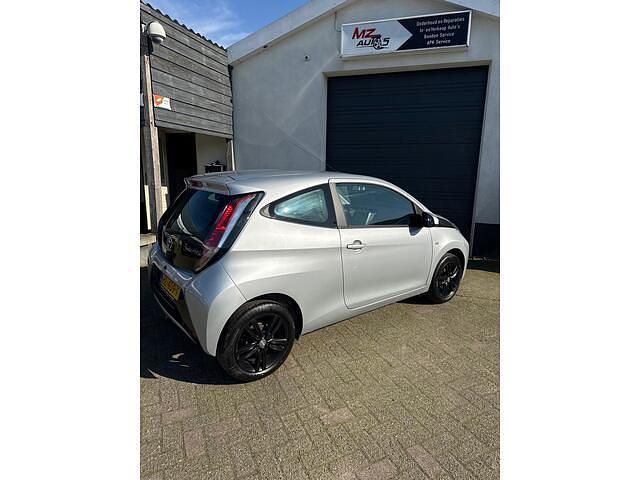 Occasion Toyota Aygo X-play 69 PK (50 kW) 2016 Grijs Hatchback