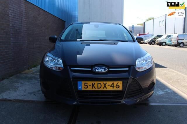Grijs Gebruikt 2013 Ford Focus Trend Hatchback | € 3.945 (Goede deal) - Afbeelding 1/4