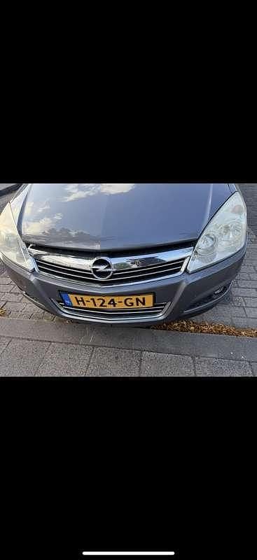 Grijs Occasion 2008 Opel Astra Essentia Stationwagen | € 2.600 (Eerlijke prijs) - Afbeelding 1/4