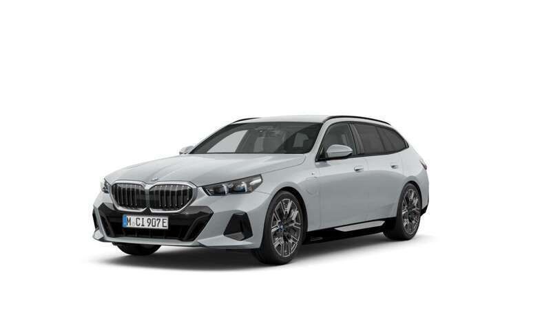 Grijs, metallic lak Nieuw 2025 BMW 530 M Sport Stationwagen | € 80.225 - Afbeelding 1/4