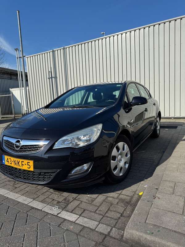 Zwart Gebruikt 2010 Opel Astra Sedan | € 2.999 (Eerlijke prijs) - Afbeelding 1/4