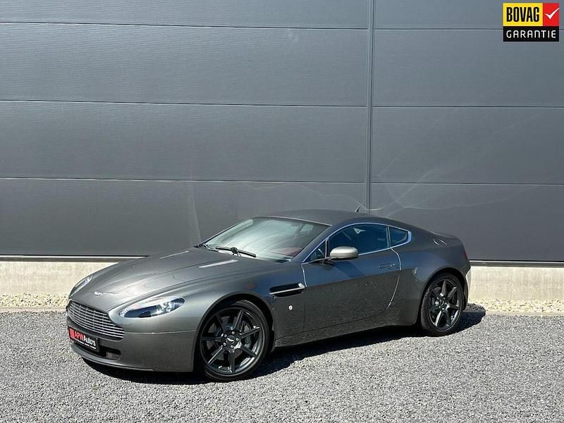 Grijs (metallic) Gebruikt 2006 Aston Martin V8 Vantage Coupé | € 47.500 (Eerlijke prijs) - Afbeelding 1/4