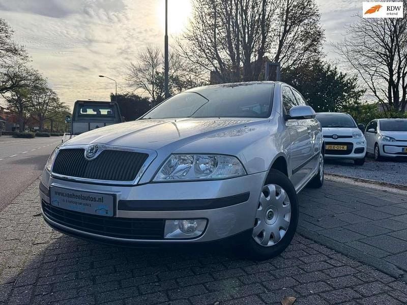 Zilver Gebruikt 2008 Skoda Octavia Ambiente Hatchback | € 2.795 (Eerlijke prijs) - Afbeelding 1/4