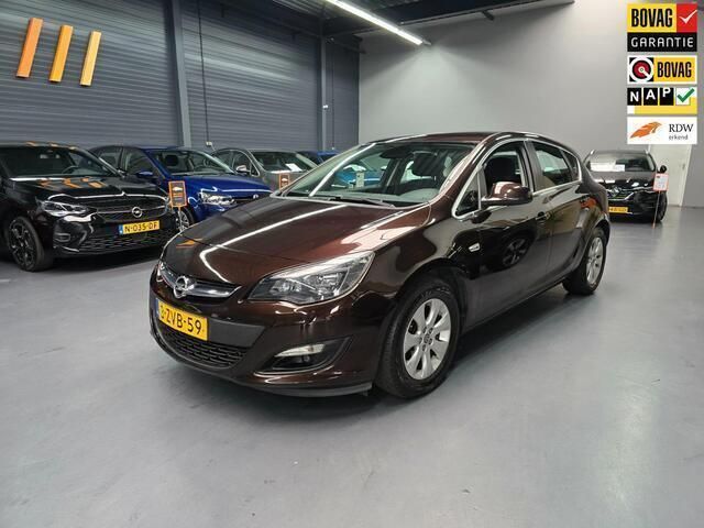 Bruin Gebruikt 2015 Opel Astra Edition Hatchback | € 8.495 (Goede deal) - Afbeelding 1/4