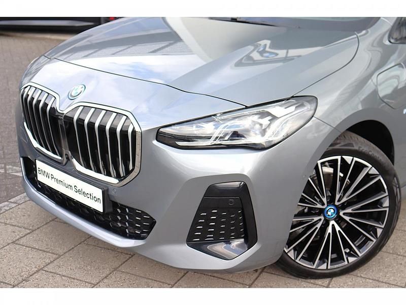 Skyscraper grey (grijs metallic) Gebruikt 2024 BMW 225 Active Tourer Comfort Edition MPV | € 44.950 (Eerlijke prijs) - Afbeelding 1/3