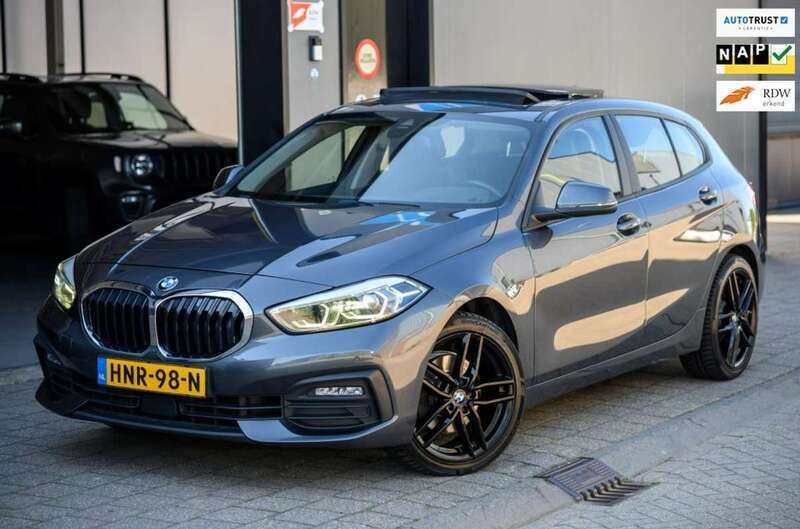 Grijs Gebruikt 2020 BMW 118 Executive Hatchback | € 22.995 (Eerlijke prijs) - Afbeelding 1/4