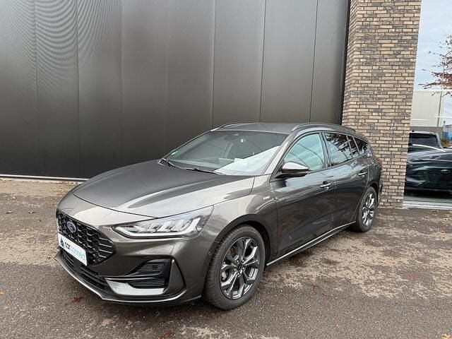 Grijs (metallic) Gebruikt 2023 Ford Focus ST-Line X Stationwagen | € 24.350 (Eerlijke prijs) - Afbeelding 1/4