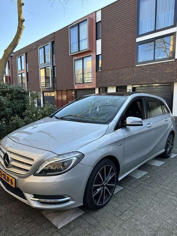 Grijs Gebruikt 2012 Mercedes B200 Ambition MPV | € 9.995 (Eerlijke prijs) - Afbeelding 1/4