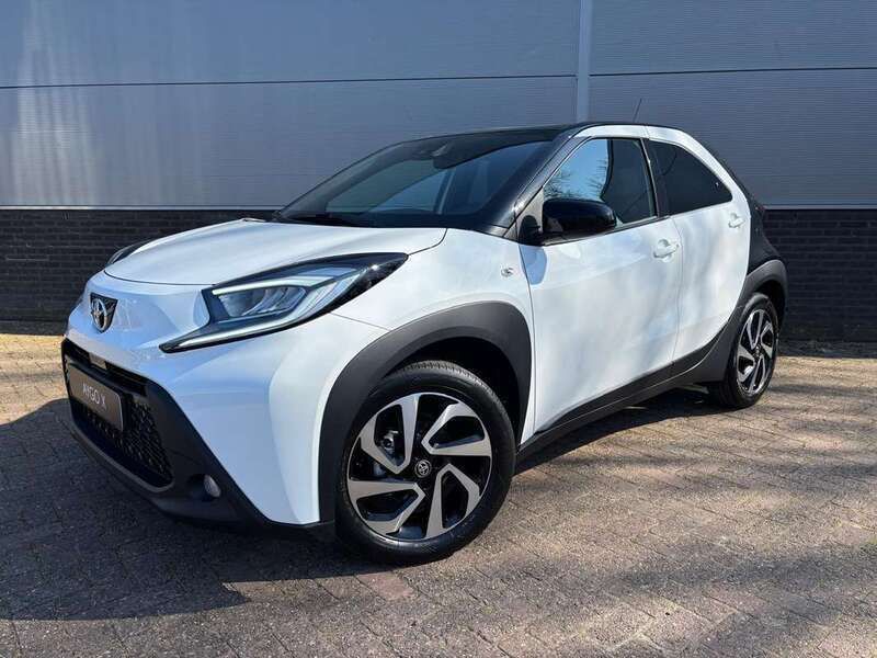 Wit Nieuw 2025 Toyota Aygo Pulse Hatchback | € 23.244 (Eerlijke prijs) - Afbeelding 1/4