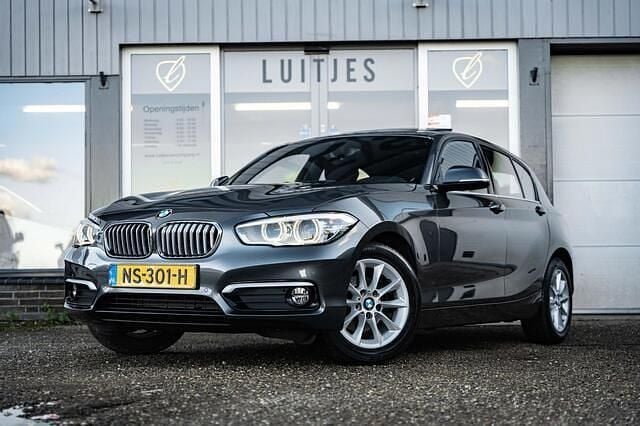 Grijs Gebruikt 2017 BMW 118 Executive Hatchback | € 15.400 (Eerlijke prijs) - Afbeelding 1/4
